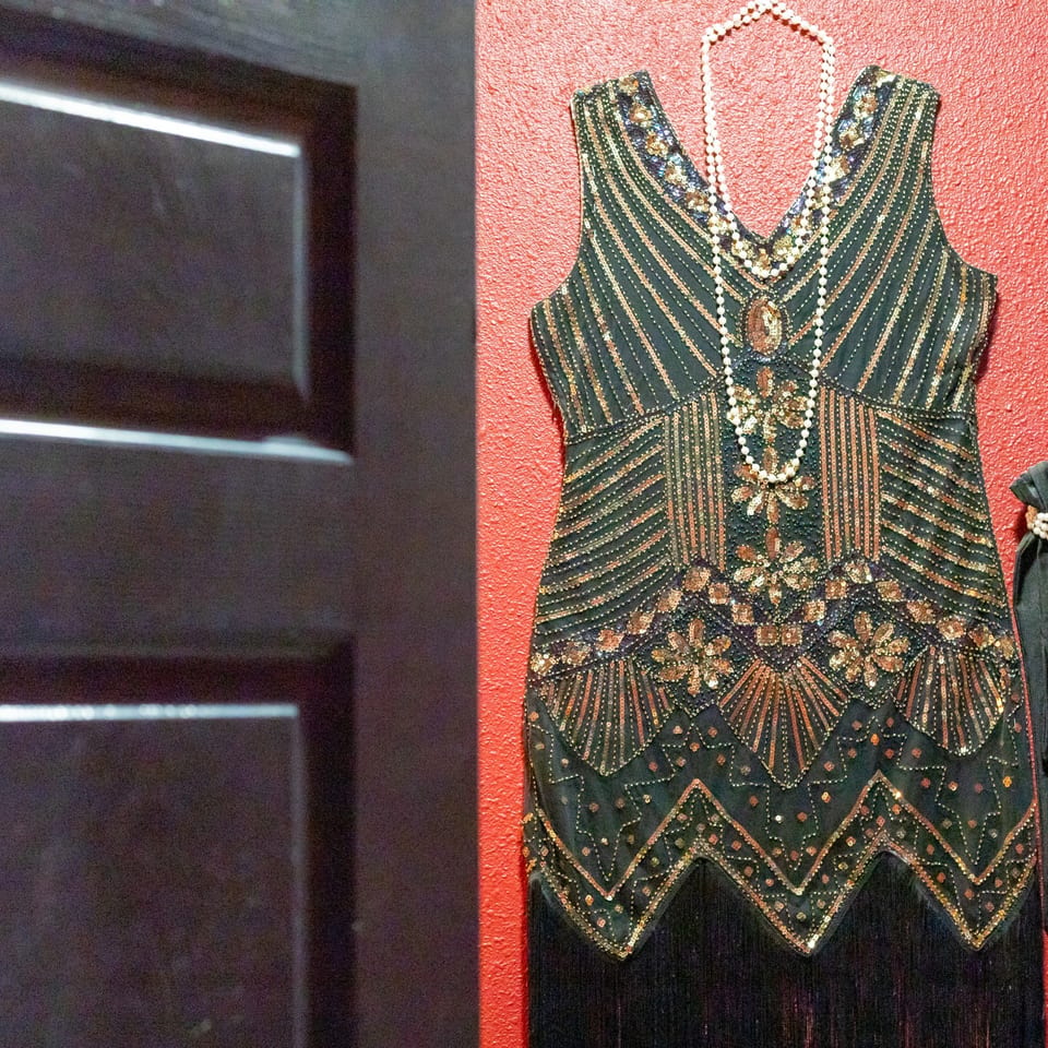 Flapper dress and pearl decor